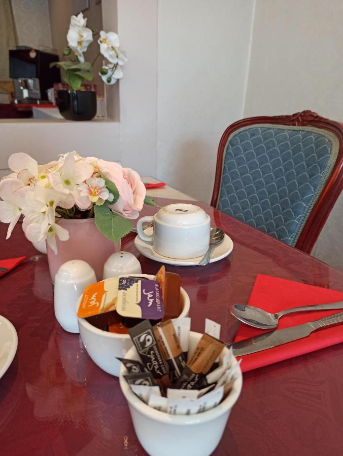 Crystal Hotel & Savour Cambridge  Bagian luar foto
