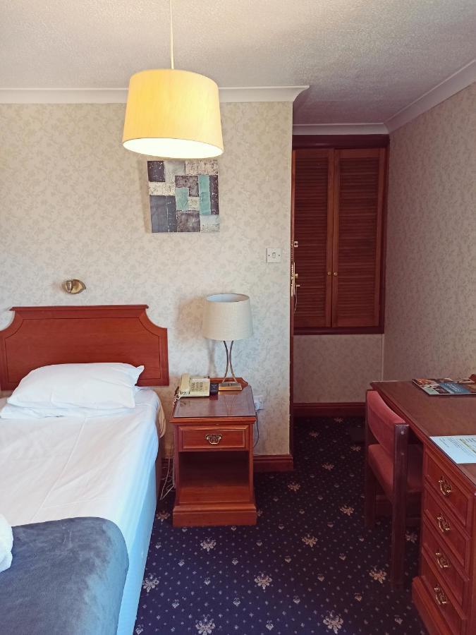 Crystal Hotel & Savour Cambridge  Bagian luar foto