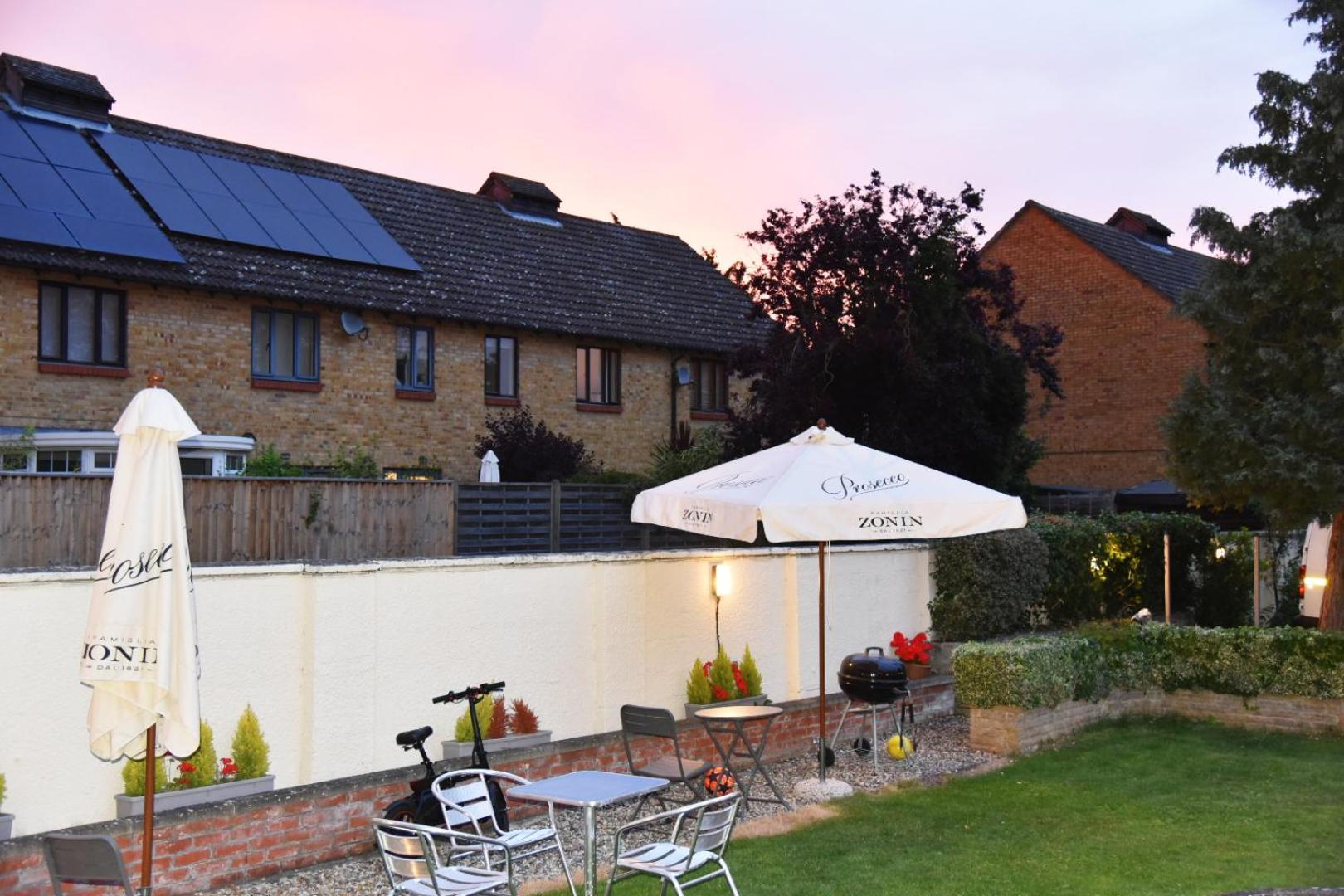 Crystal Hotel & Savour Cambridge  Bagian luar foto
