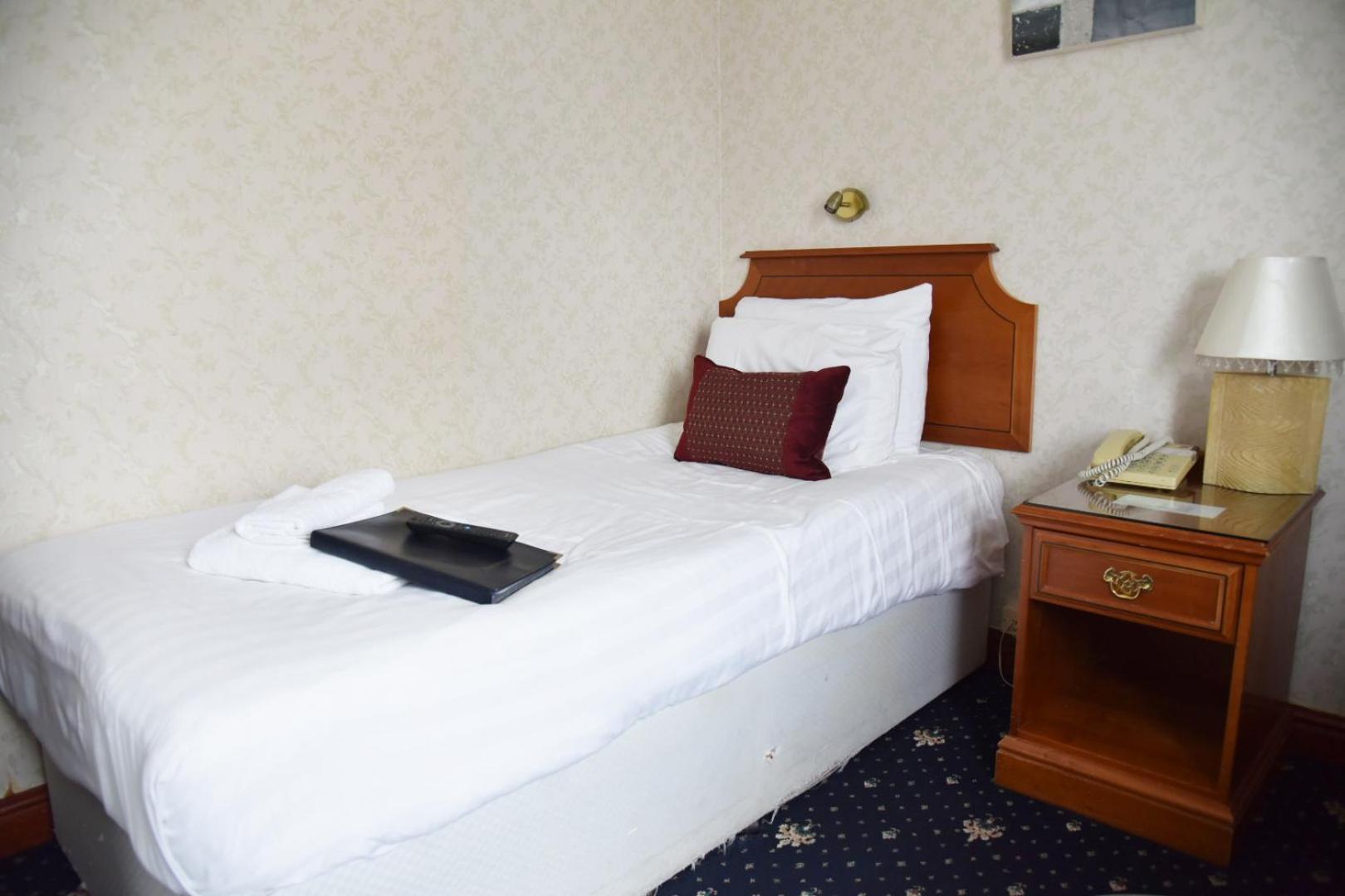Crystal Hotel & Savour Cambridge  Bagian luar foto