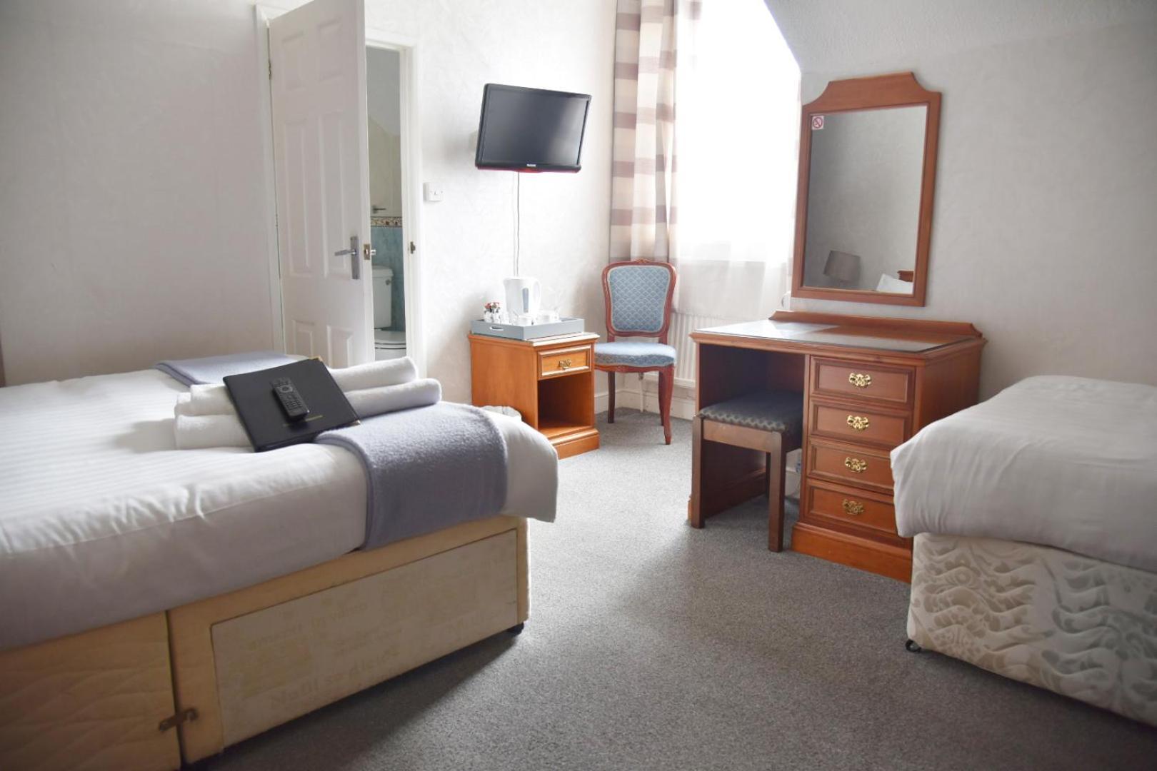 Crystal Hotel & Savour Cambridge  Bagian luar foto