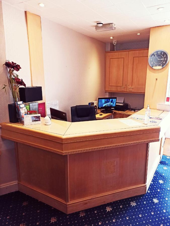 Crystal Hotel & Savour Cambridge  Bagian luar foto